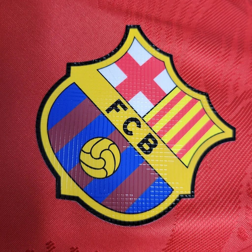 Maillot domicile FC Barcelone 2023-2024 Le 12-ème Maillot, devant avec logo du club et design bleu et grenat.