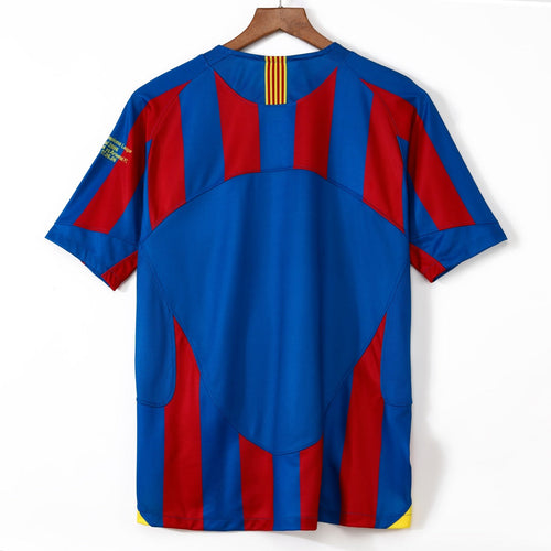 Maillot domicile rétro du FC Barcelone 2005-2006, jersey officiel de Le 12 -ème Maillot, en bleu et grenat avec logo et détails.
