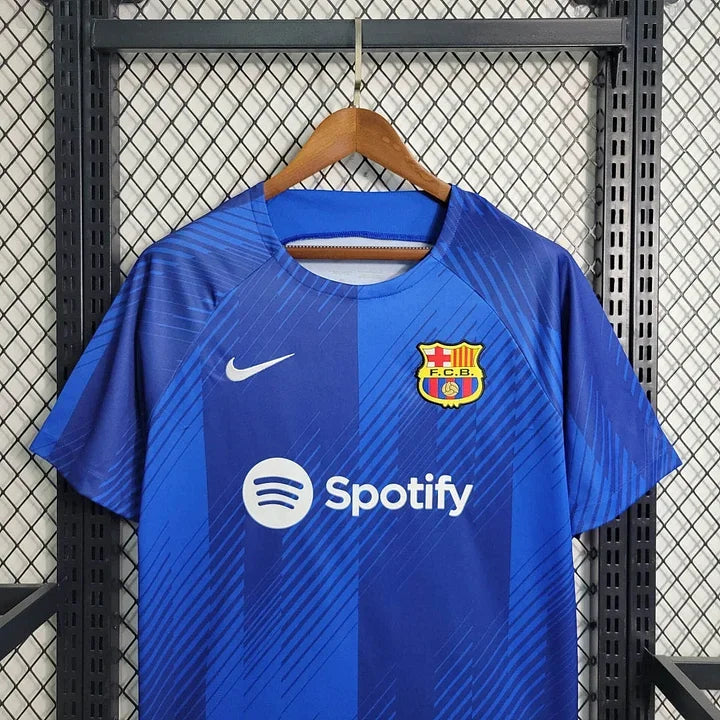 Maillot d'entraînement FC Barcelone 2023 2024 Le 12-ème, vue de face avec logo et détails du maillot bleu et grenat.