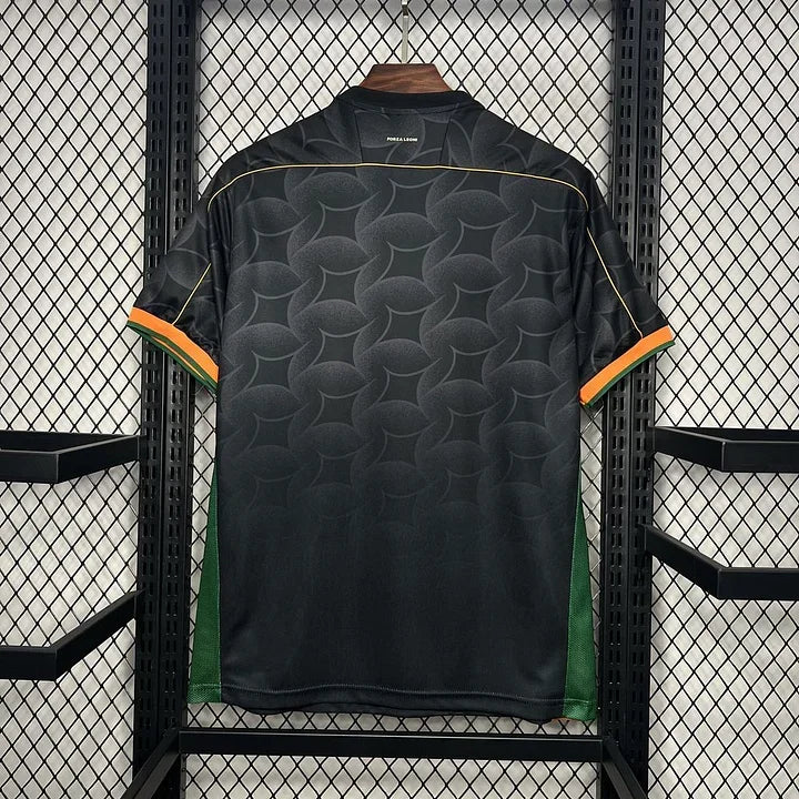 Maillot domicile Venise foot 2024-2025 de Le 12 -ème Maillot, maillot rouge avec détails noirs et logo de l'équipe.