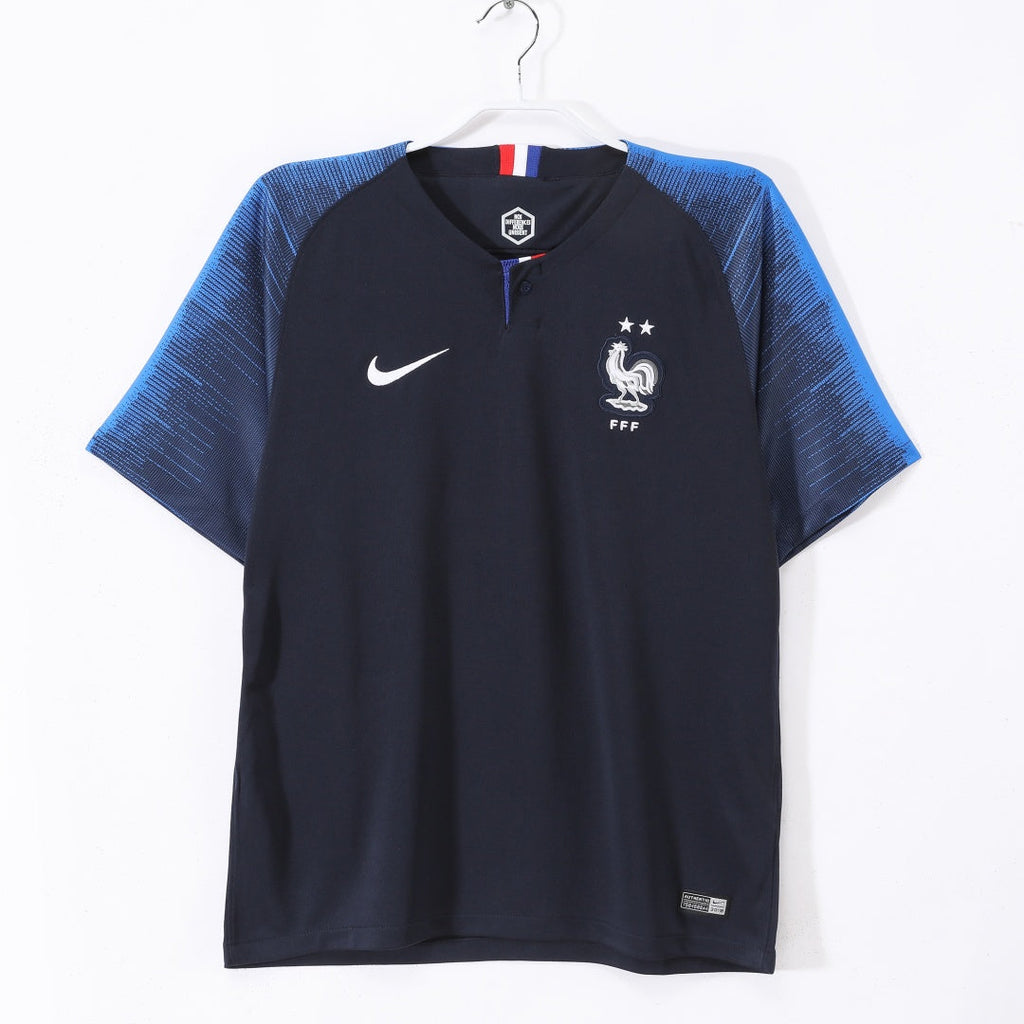 Maillot rétro domicile de la France 2018, Le 12 -ème Maillot, maillot de football avec design traditionnel bleu et rouge.