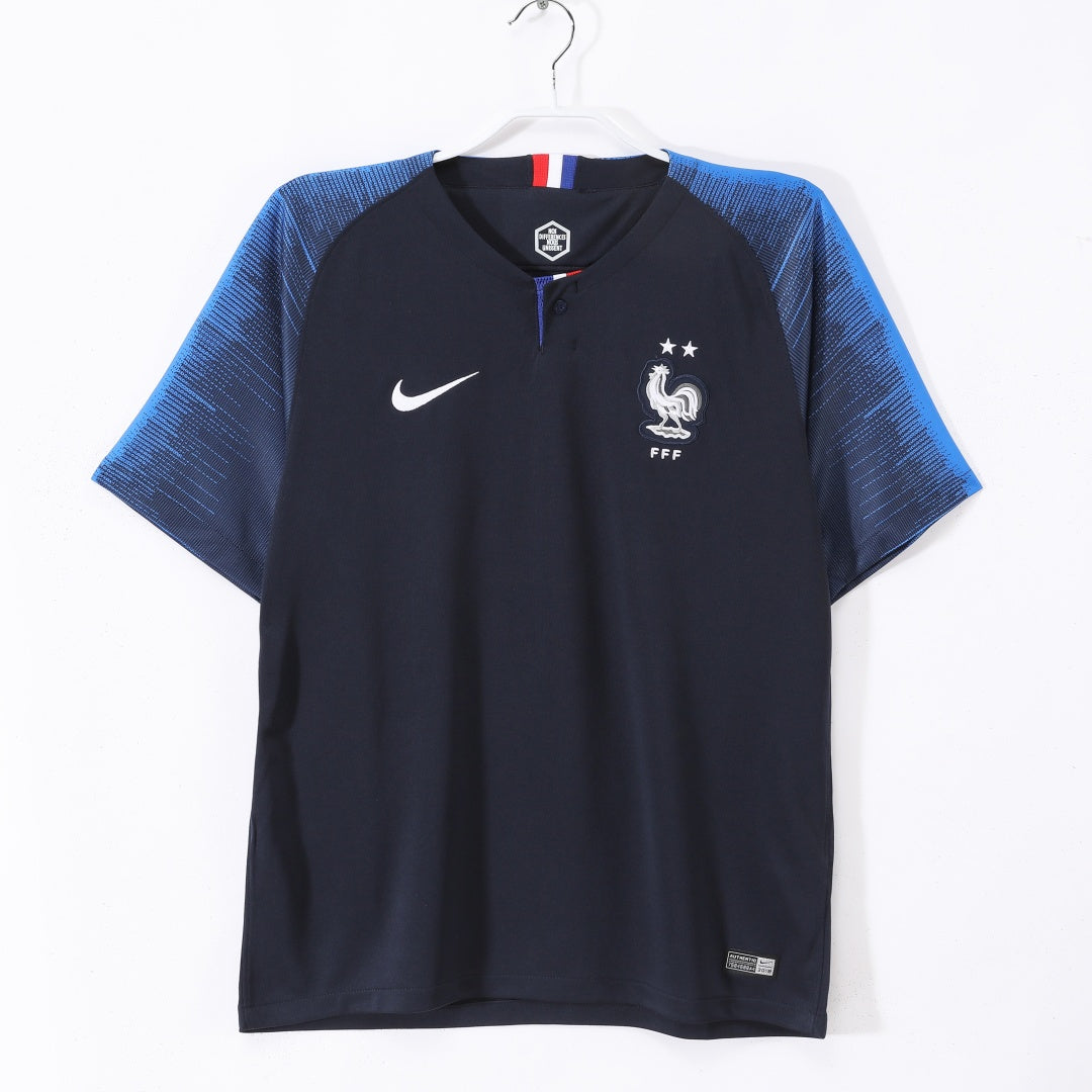Maillot rétro domicile de la France 2018, Le 12 -ème Maillot, maillot de football avec design traditionnel bleu et rouge.