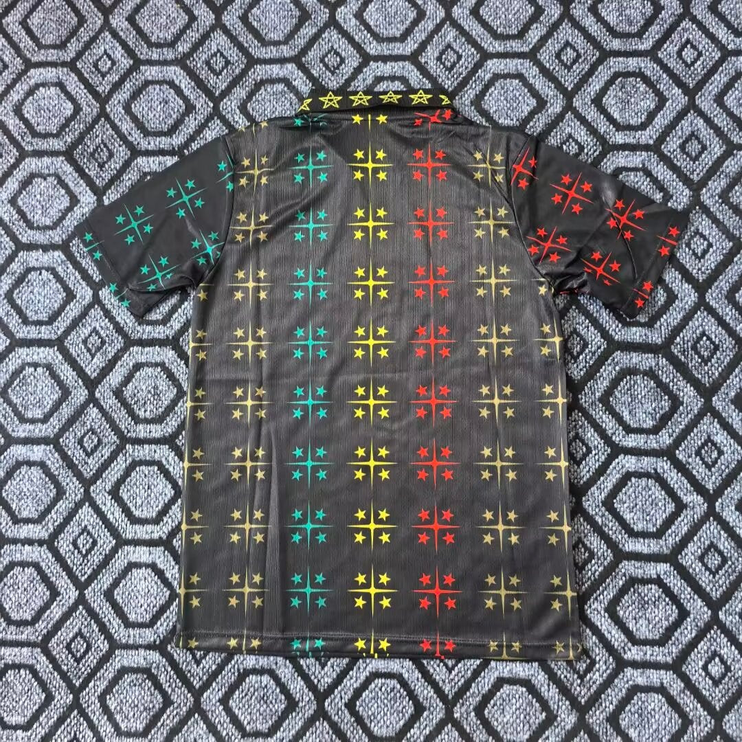 Maillot de football noir Burkina Faso 25/26, modèle spécial, par la marque Le 12 -ème Maillot, vue de face.