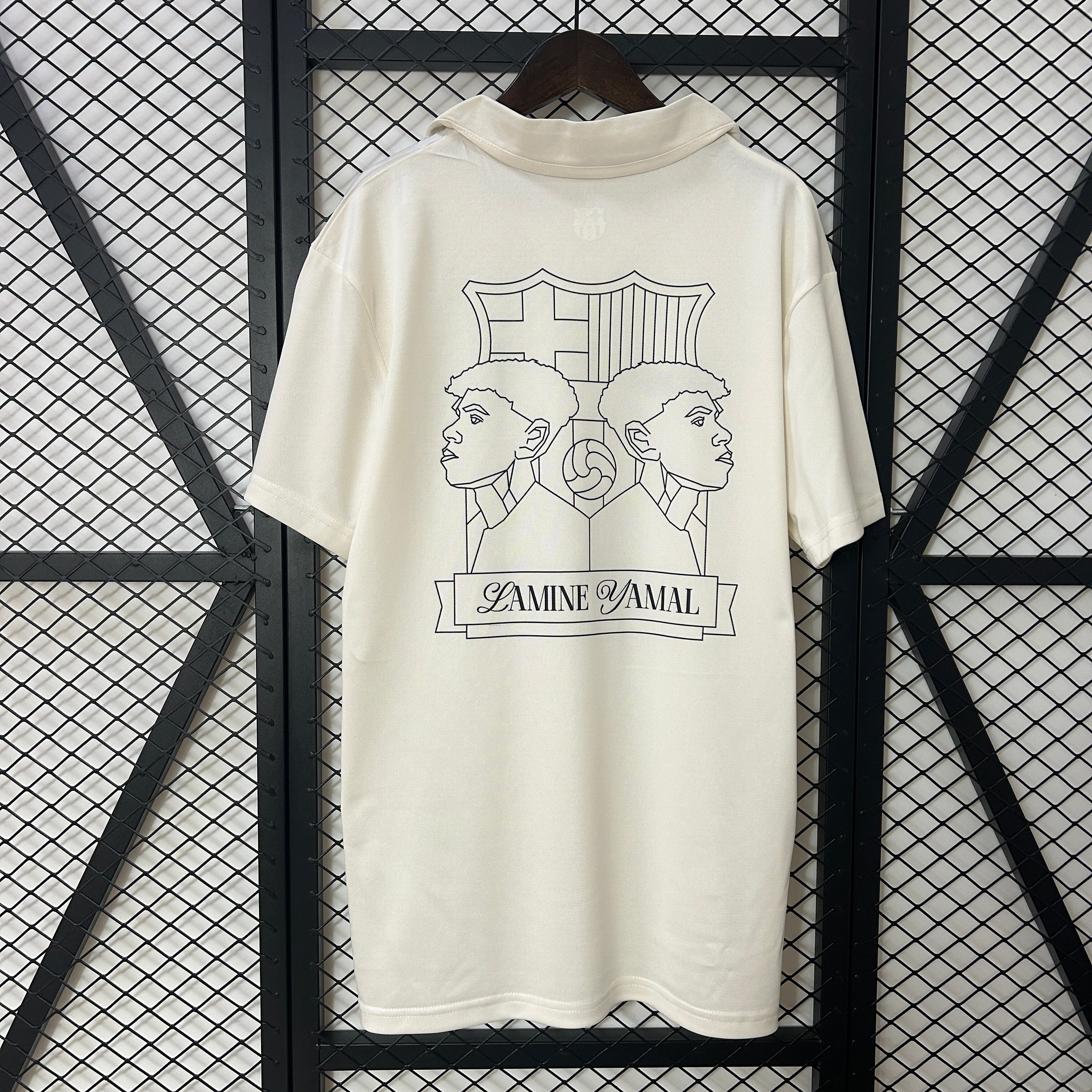 Maillot de football Barcelone 24/25 avec logo et détails en bleu et grenat, porté par un mannequin, marque Le 12 -ème Maillot.