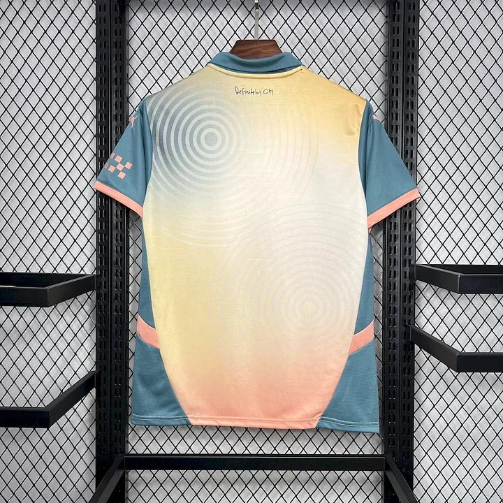 Maillot Manchester City foot 2024 2025 quatrième de la marque Le 12-ème Maillot, vue de face avec logo et détails du design.