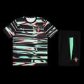 Ensemble Portugal de Le 12 -ème Maillot, maillot de football avec le drapeau portugais et logo, vue de face.