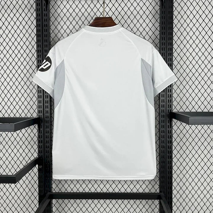 Maillot domicile Real Madrid 2025 2026 Le 12 -ème Maillot, maillot de football officiel avec logo et détails du club.
