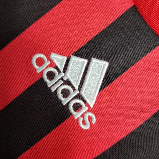 Maillot rétro AC Milan 2007-2008 Le 12-ème Maillot, maillot de football avec logo et design vintage.