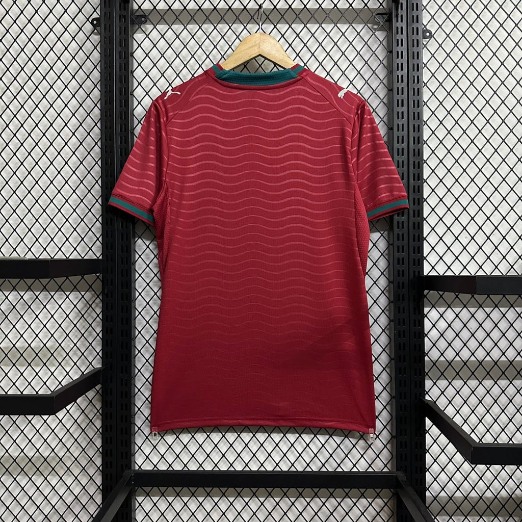 Maillot domicile Portugal 25/26 de Le 12 -ème Maillot, maillot de football avec logo et couleurs rouges et vertes.