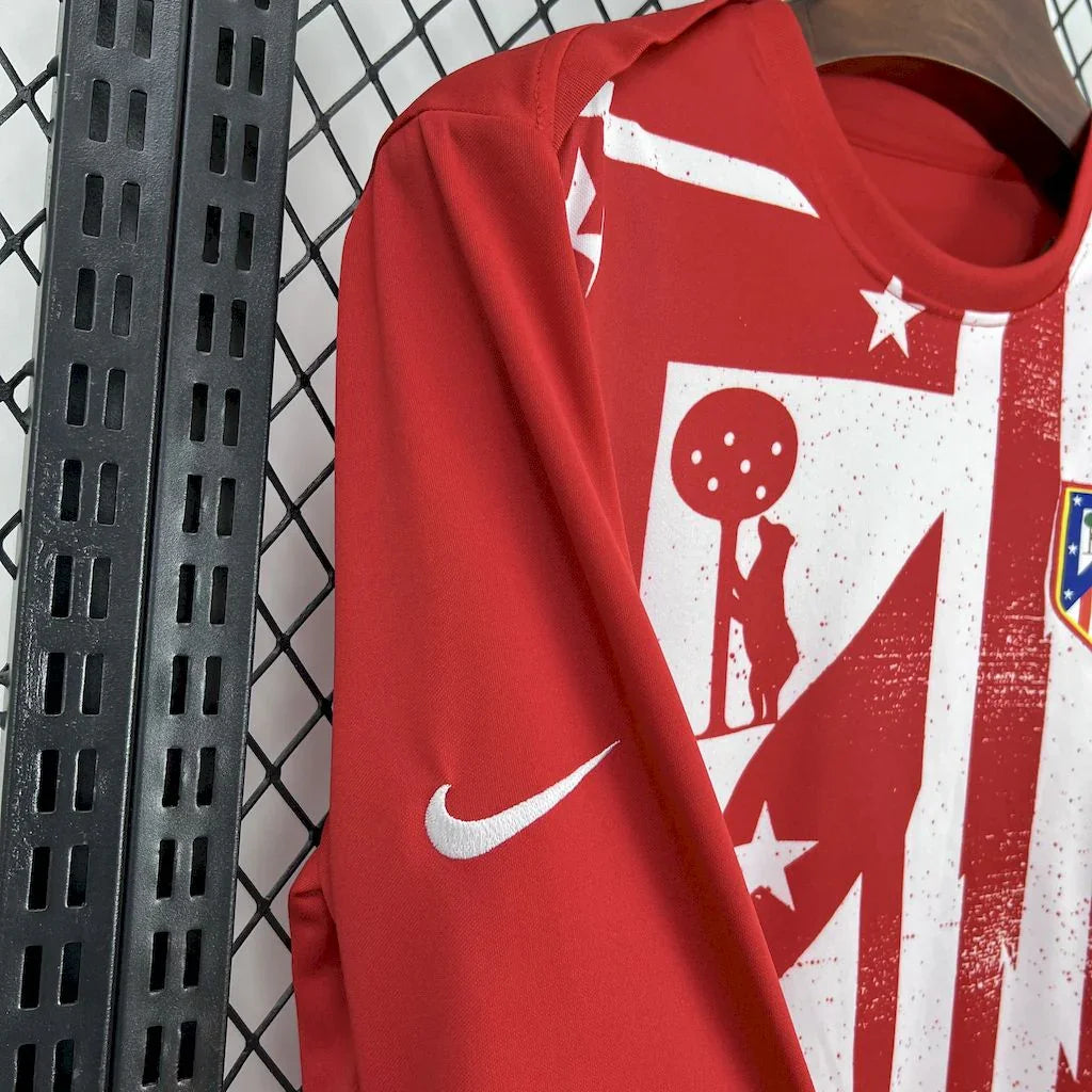Maillot de football à manches longues Atlético Madrid 2025-26, entraînement, marque Le 12-ème Maillot, bleu et rouge avec logo.
