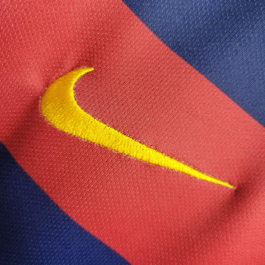 Maillot rétro FC Barcelone 2015-2016 Le 12-ème Maillot, maillot de football bleu et grenat avec logo du club.