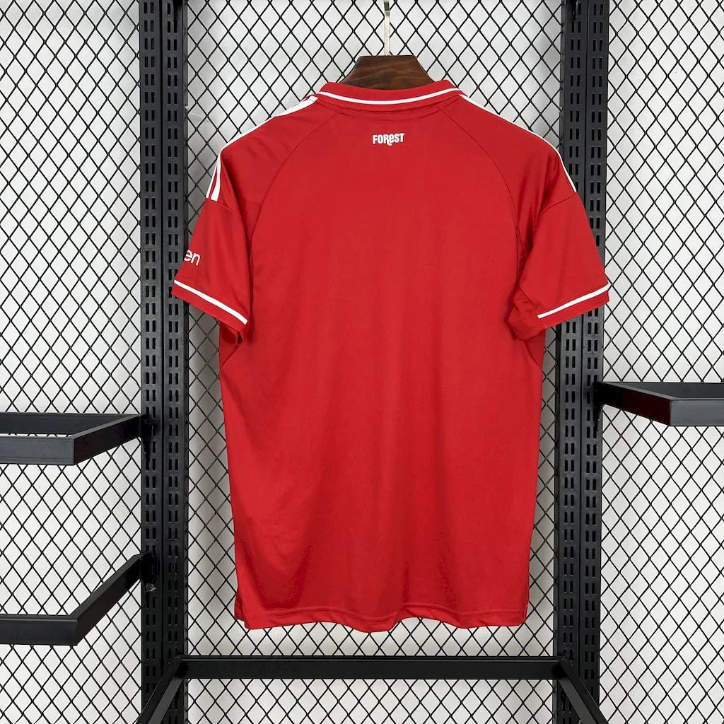 Maillot Nottingham Forest 2025-26 par Le 12 -ème Maillot, maillot de football avec logo de l'équipe et détails en vert et blanc.