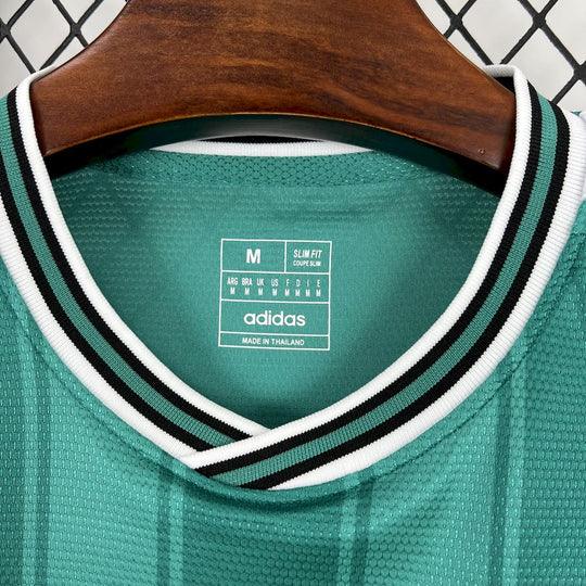 Maillot Aston Villa édition spéciale verte 2024 2025, par Le 12 -ème Maillot, avec logo et détails de l'équipe.