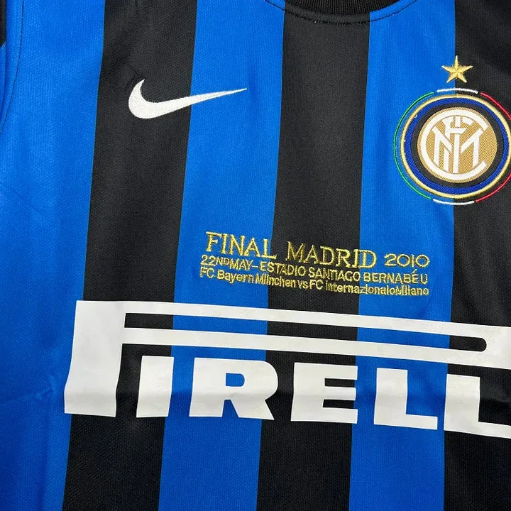 Maillot rétro de l'Inter Milan 2009 finale Ligue des Champions, modèle Le 12 -ème Maillot, vue de face, détails du design.