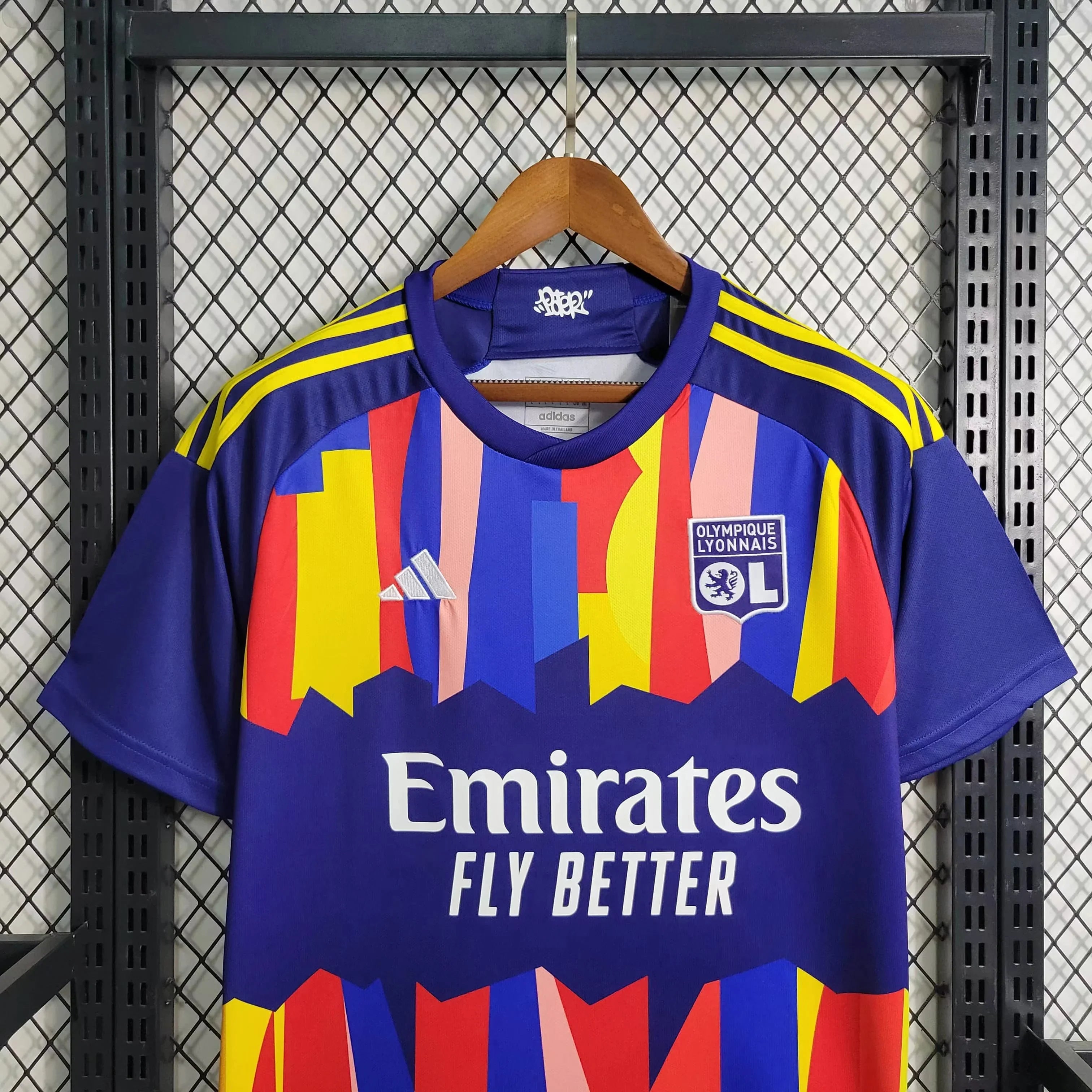 Maillot Lyon Concept 2023-24 de Le 12-ème Maillot, maillot de football avec logo et design moderne, vue frontale.