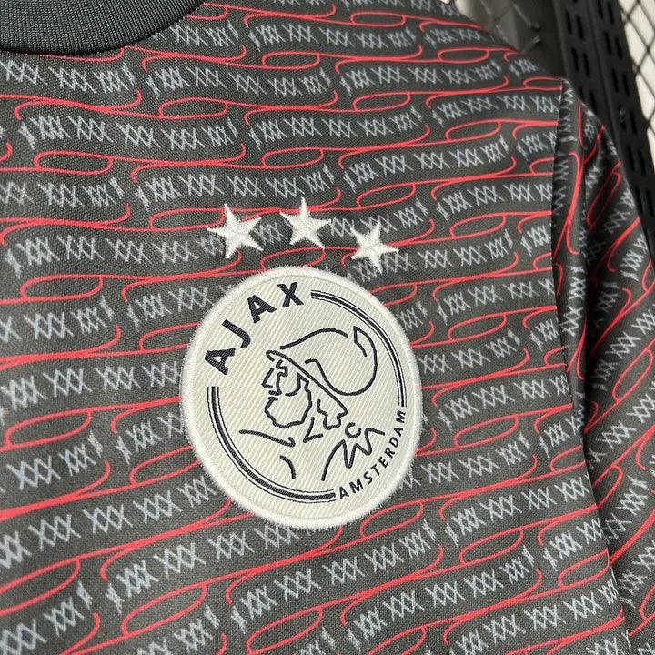 Maillot de football Ajax Amsterdam Prématch 2024 2025 de la marque Le 12 -ème Maillot, vue de face avec logo et détails.