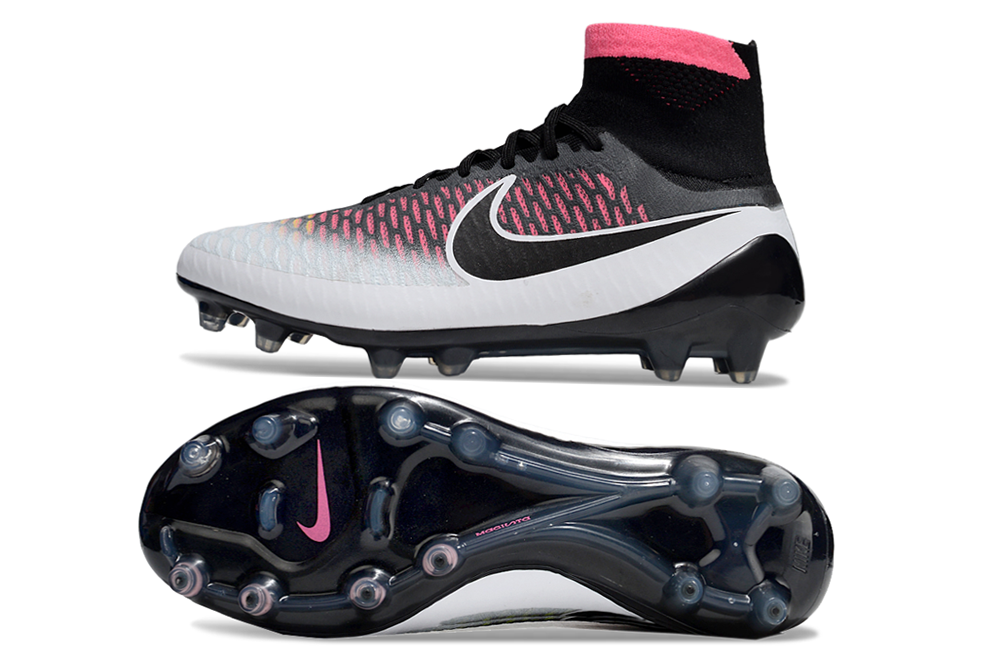 Crampons MAGISTA OBRA ACC de Le 12 -ème Maillot, avec pointes en acier pour une adhérence optimale sur le terrain.