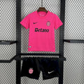 Enfant portant le kit sportif Le 12 -ème Maillot 2024-25, maillot et short colorés pour activités sportives.