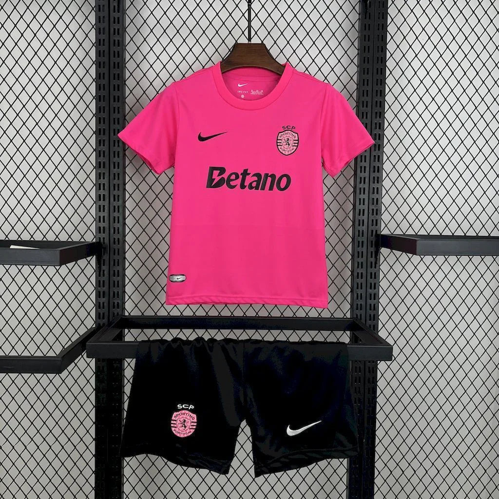 Enfant portant le kit sportif Le 12 -ème Maillot 2024-25, maillot et short colorés pour activités sportives.
