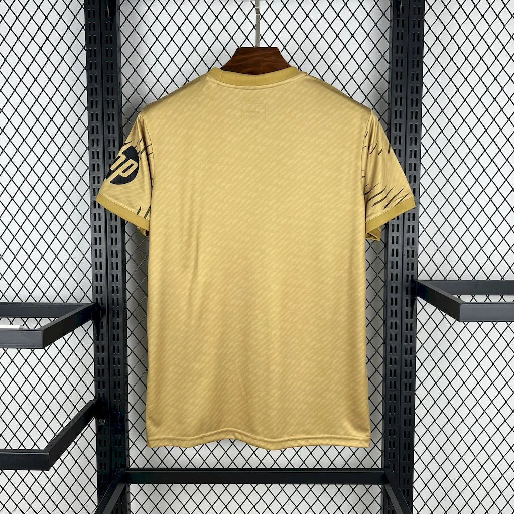 Maillot d'entraînement Real Madrid 2025-26, marque Le 12-ème Maillot, vue de face avec logo et détails du maillot.