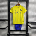 Kit enfant Al Nassr de Le 12, maillot junior avec logo et design officiel, veste et short assortis pour jeunes supporters.