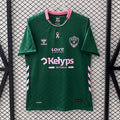 Maillot de football Saint Etienne 25/26, modèle spécial, par Le 12-ème Maillot, vue de face avec logo et détails du maillot.