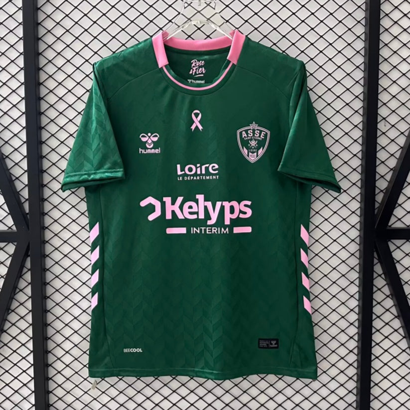 Maillot de football Saint Etienne 25/26, modèle spécial, par Le 12-ème Maillot, vue de face avec logo et détails du maillot.