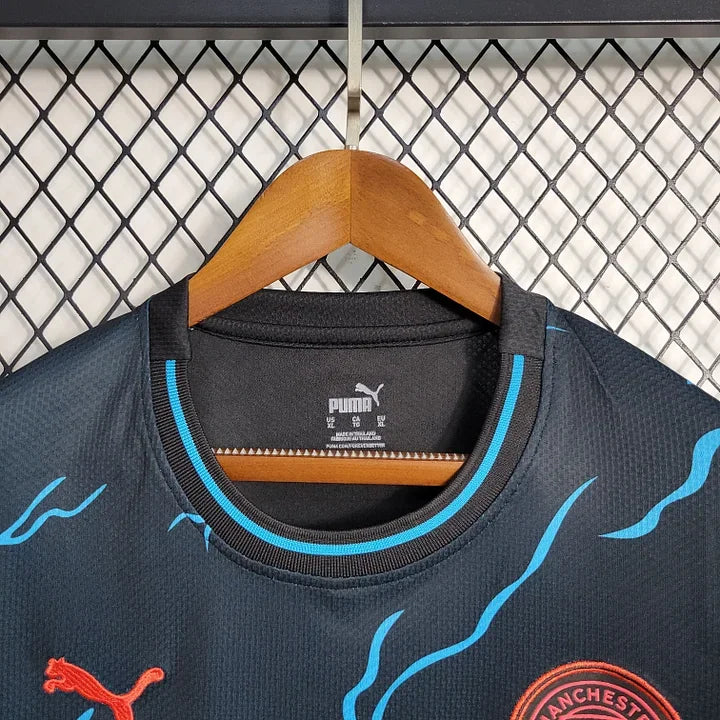 Maillot Manchester City saison 2023-2024 édition spéciale de Le 12 -ème Maillot, vue de face avec logo et détails du design.