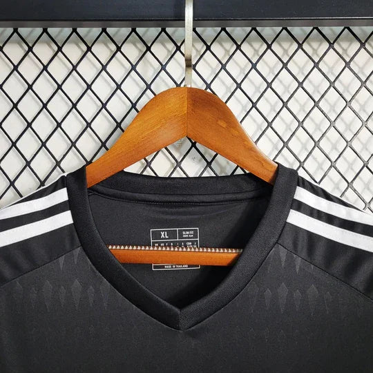 Maillot de gardien Arsenal 2023-2024 Le 12-ème Maillot, maillot de football bleu avec logo et détails de l'équipe.