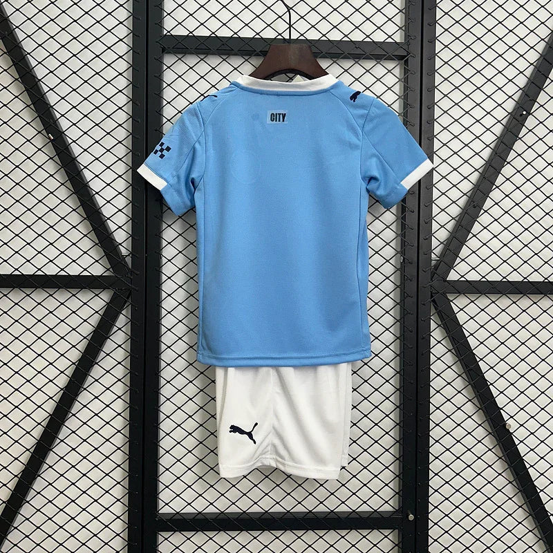 Maillot enfant Manchester City 2025-26, kit officiel Le 12 -ème Maillot, maillot de football avec logo et couleurs de l'équipe.