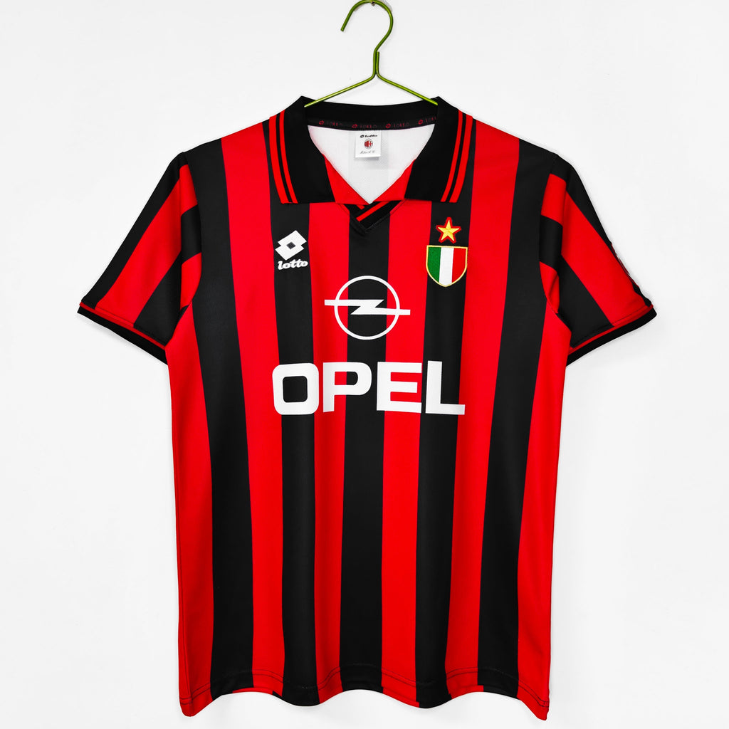 Maillot domicile rétro AC Milan 1996-1997, marque Le 12-ème Maillot, vue de face avec logo et rayures rouges et noires