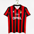 Maillot domicile rétro AC Milan 1996-1997, marque Le 12-ème Maillot, vue de face avec logo et rayures rouges et noires
