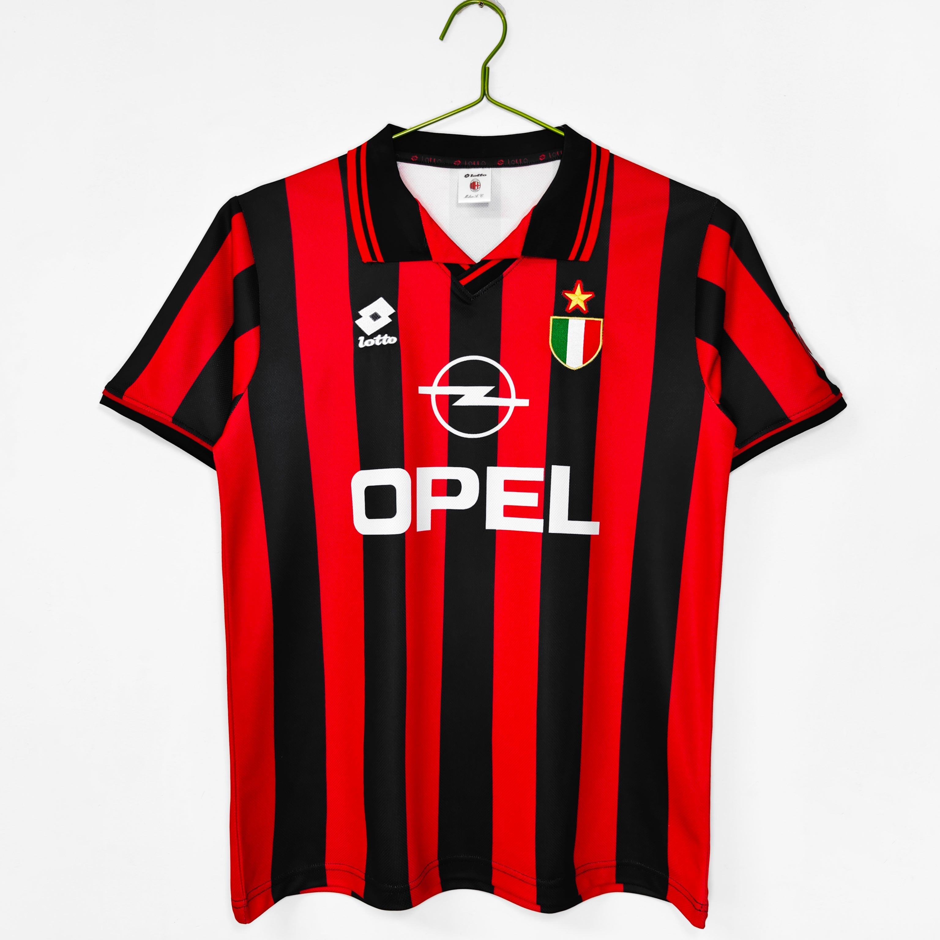 Maillot domicile rétro AC Milan 1996-1997, marque Le 12-ème Maillot, vue de face avec logo et rayures rouges et noires
