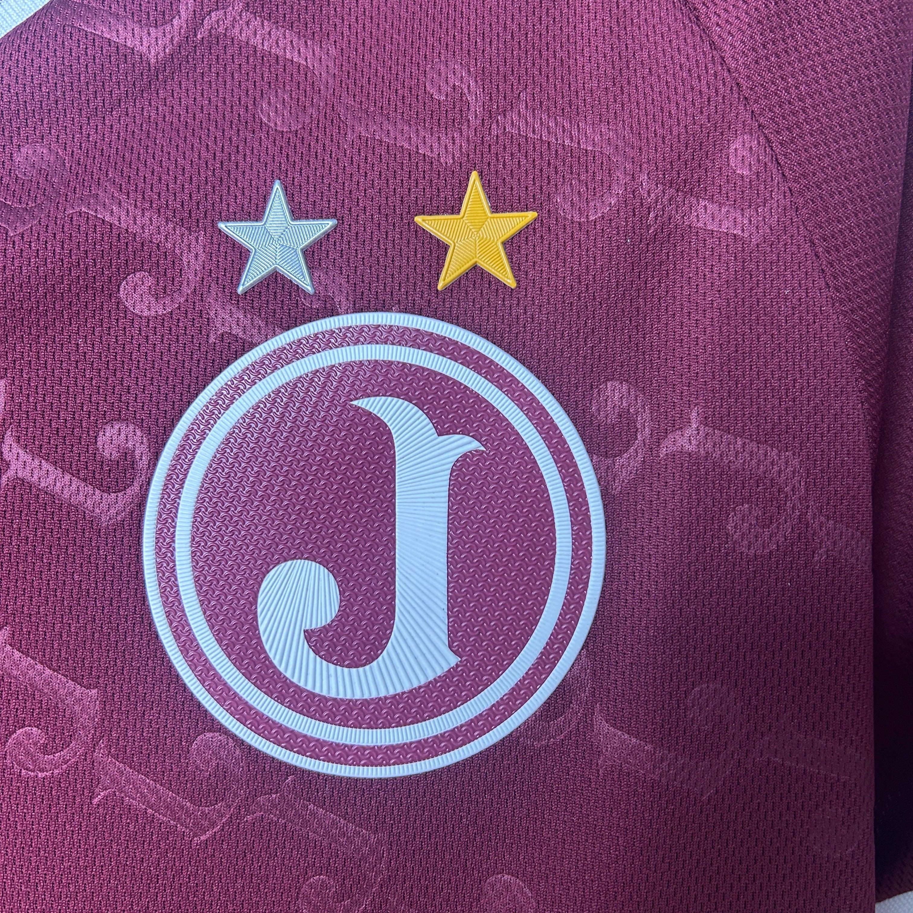 Maillot domicile Atlético Juventus 25/26 Le 12 -ème Maillot, maillot de football rouge et blanc avec logo et détails d'équipe.