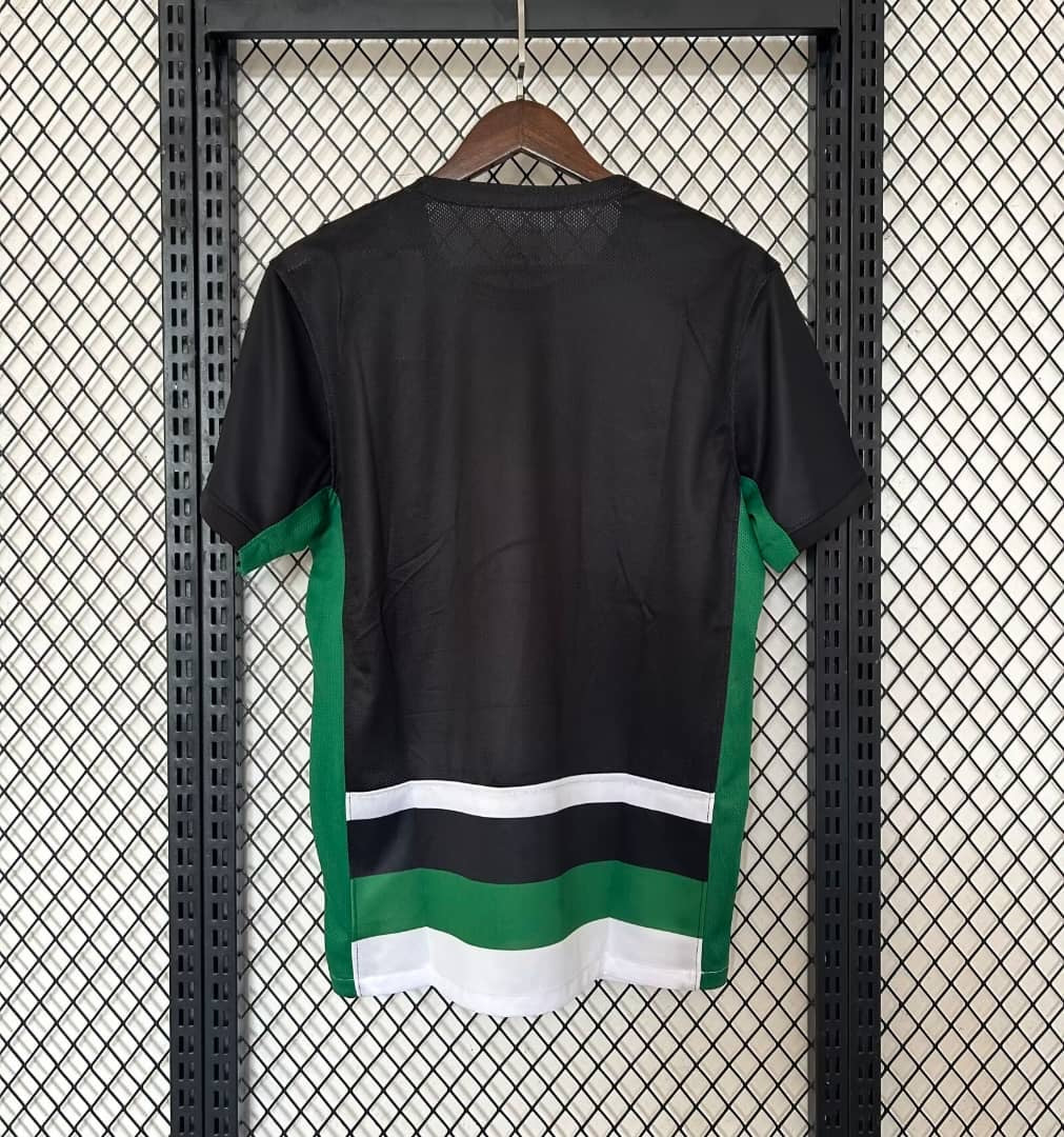 Maillot de football Sporting CP 24/25 vert, marque Le 12 -ème Maillot, vue de face avec logo et détails du maillot.
