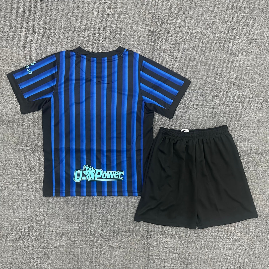 Ensemble enfant Inter Milan domicile, maillot et short de football Le 12 -ème Maillot, couleurs bleu et noir.