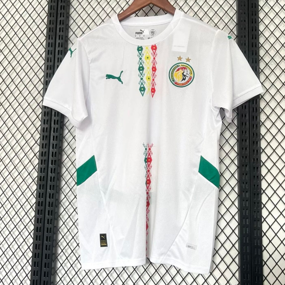 Maillot blanc Sénégal 24/25, modèle spécial, fabriqué par Le 12 -ème Maillot, vue de face avec logo et détails.