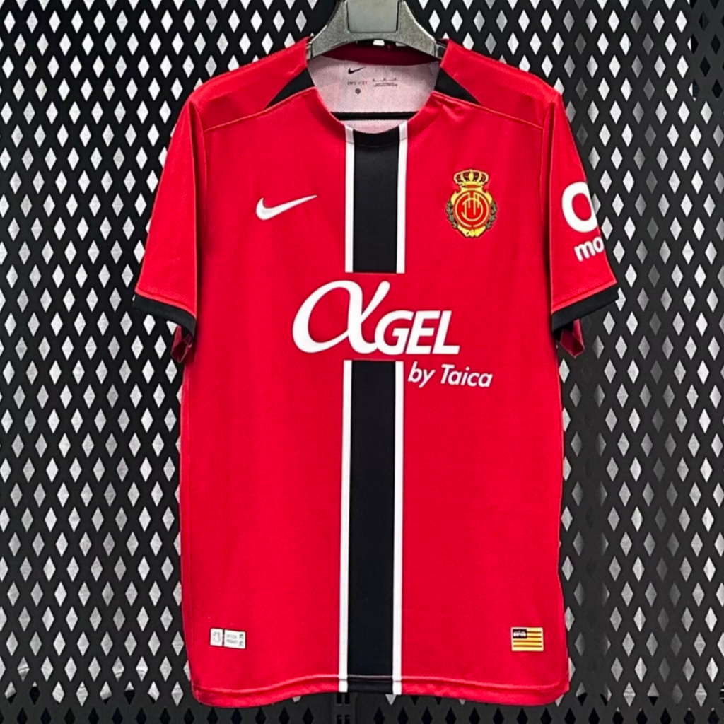 Maillot domicile Mallorca 25/26, marque Le 12 -ème Maillot, en tissu rouge et bleu avec logo du club.