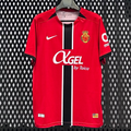 Maillot domicile Mallorca 25/26, marque Le 12 -ème Maillot, en tissu rouge et bleu avec logo du club.