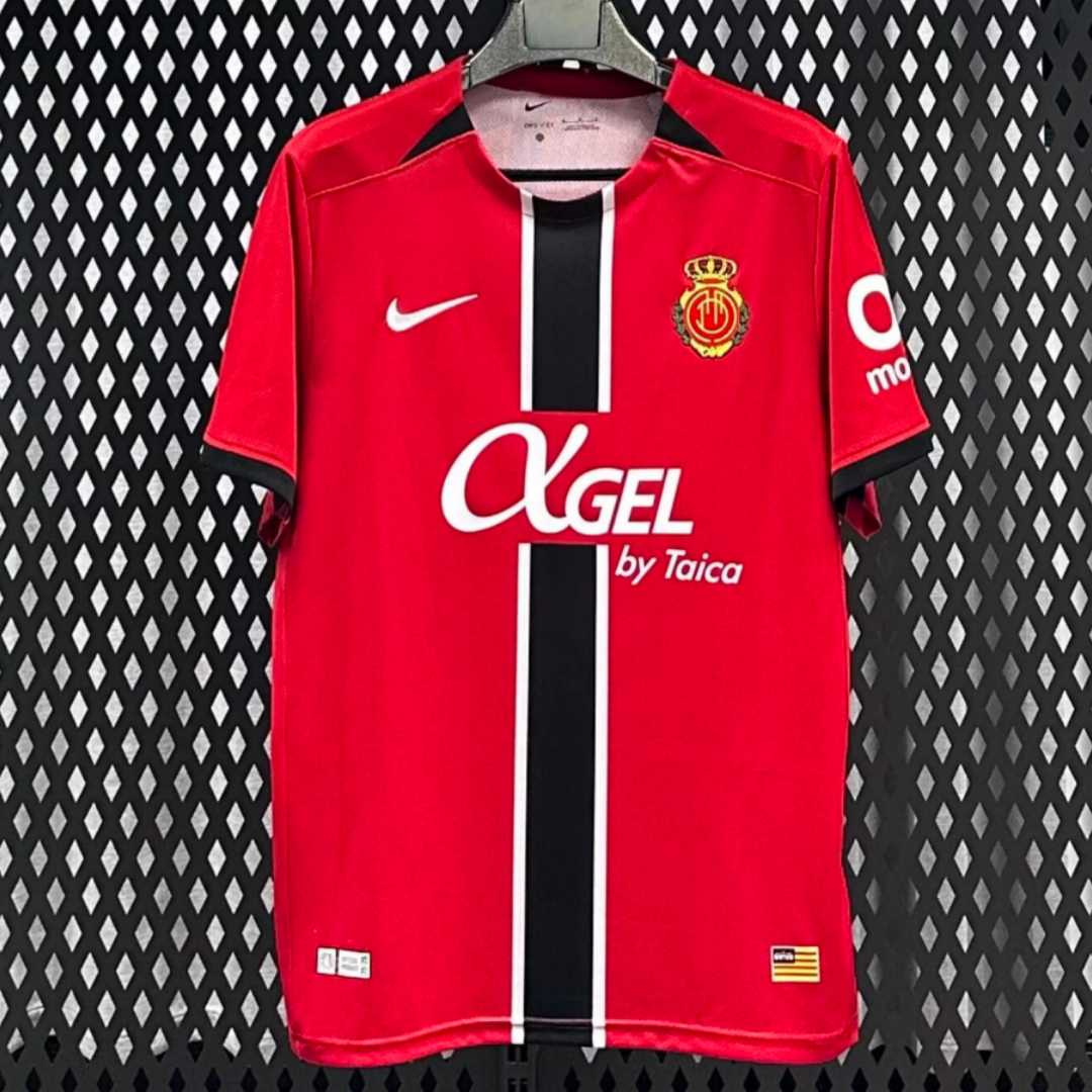 Maillot domicile Mallorca 25/26, marque Le 12 -ème Maillot, en tissu rouge et bleu avec logo du club.