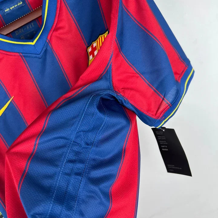 Maillot rétro FC Barcelone 2009/10 de Le 12, maillot de football bleu avec le logo du club et le numéro 10 visible.