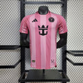Maillot domicile Inter Miami 2025-2026 de Le 12 -ème Maillot, maillot de football rouge et noir avec logo de l'équipe.