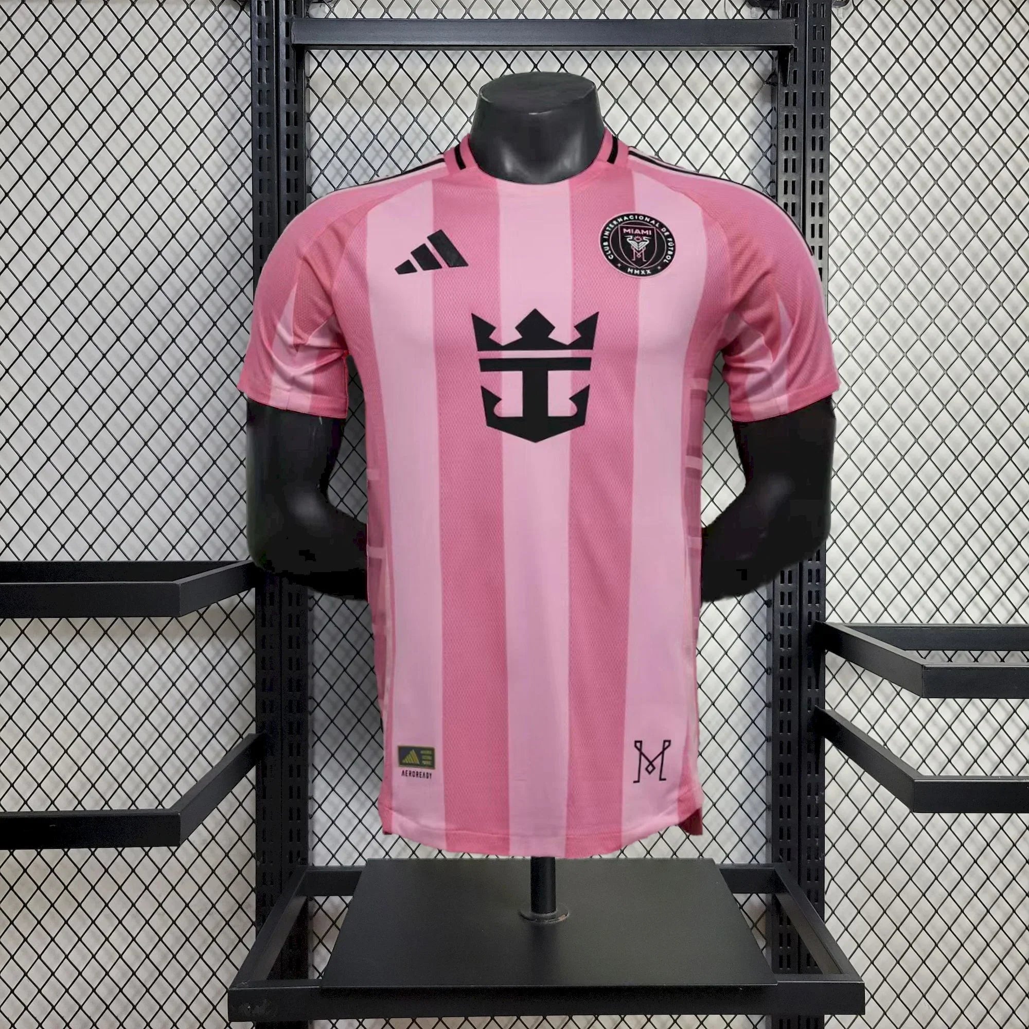 Maillot domicile Inter Miami 2025-2026 de Le 12 -ème Maillot, maillot de football rouge et noir avec logo de l'équipe.