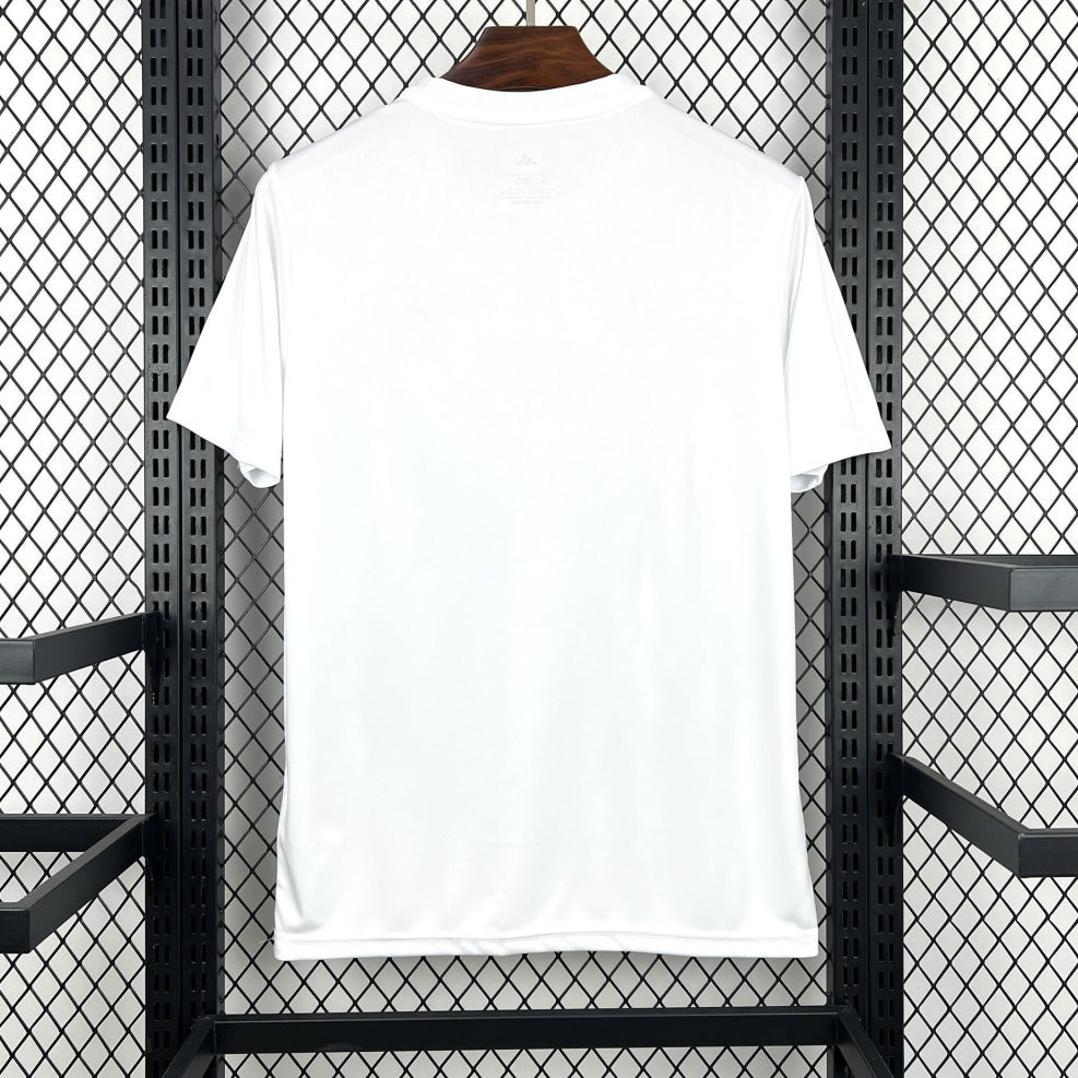 Maillot blanc du Real Madrid 25/26, modèle spécial, par la marque Le 12 -ème Maillot, affichant le logo et détails du maillot.