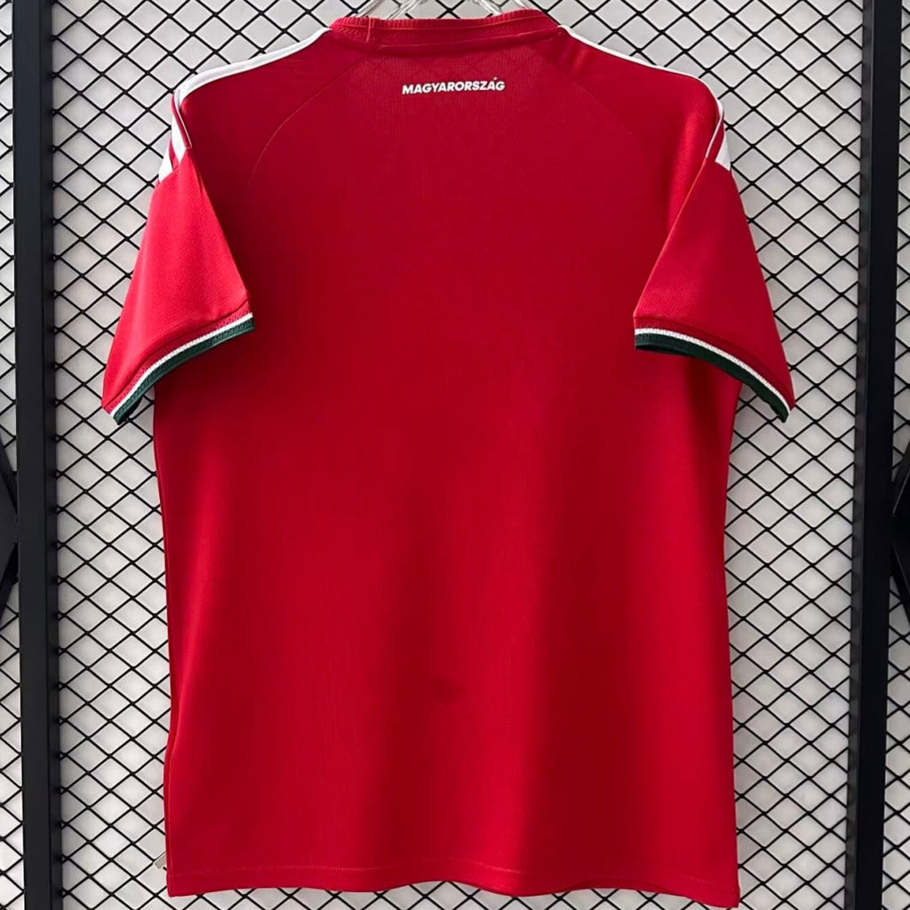 Maillot domicile 25/26 de la Hongrie, marque Le 12 -ème Maillot, vue du devant avec écusson national et design rouge et blanc
