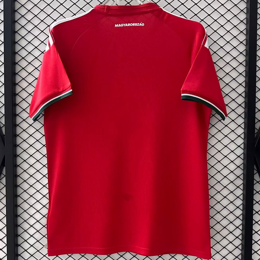 Maillot domicile 25/26 de la Hongrie, marque Le 12 -ème Maillot, vue du devant avec écusson national et design rouge et blanc