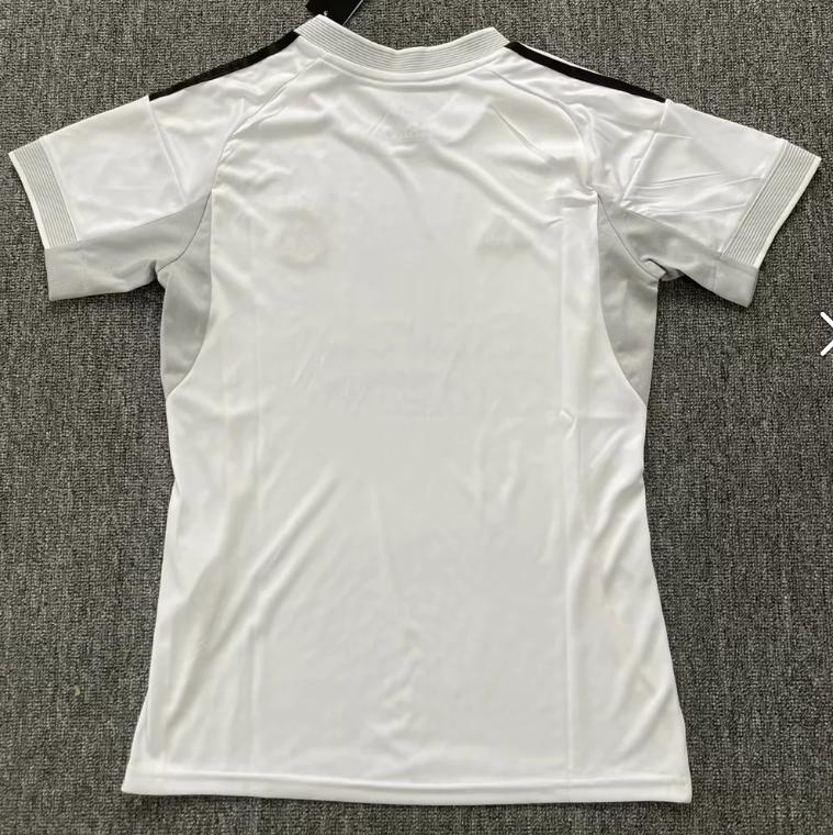 Maillot domicile femme Real Madrid 25/26, marque Le 12 -ème Maillot, avec logo et détails du maillot blanc et violet.