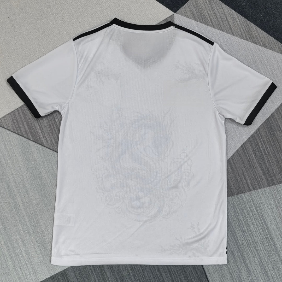 Maillot pour enfants 25/26 japonais Le 12 -ème Maillot avec design White Dragon K, en coton blanc et bleu.