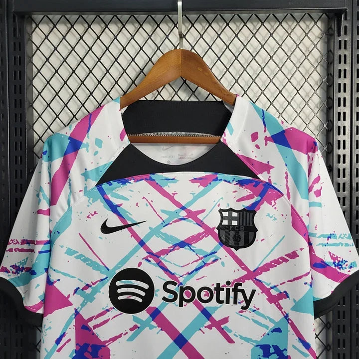 Maillot d'entraînement FC Barcelone 2023-2024 Le 12, maillot de sport bleu avec logo du club et motifs d'entraînement.