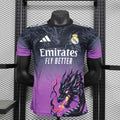Maillot 24-25 Real Madrid Le 12 -ème Maillot, maillot de football blanc avec logo Real Madrid et détails en bleu.